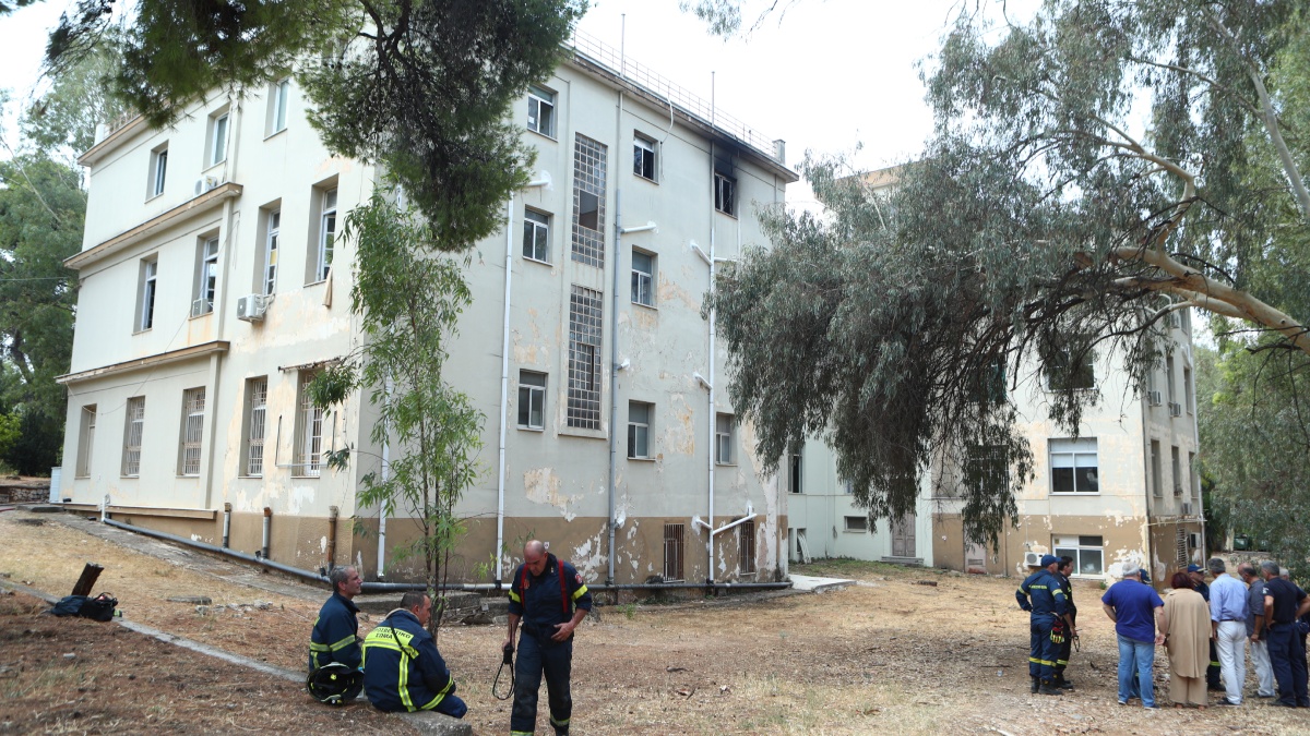 Υπό έλεγχο η φωτιά στο Νοσοκομείο “Σωτηρία”  – Ξέσπασε μετά από έκρηξη μηχανήματος (Εικόνες)
