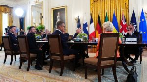 Σύνοδος για Ουκρανία: Ο Τραμπ βάζει στο τραπέζι συνάντηση Πούτιν – Ζελένσκι πριν την τριμερή