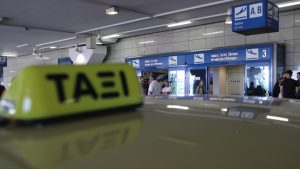 “Ελευθέριος Βενιζέλος”: Οδηγός ταξί χρέωσε πελάτισσα 110 ευρώ για να την πάει στον Πειραιά