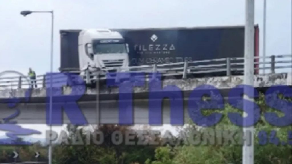 Θεσσαλονίκη: Εκτροπή νταλίκας στην ΠΑΘΕ – Δεν τραυματίστηκε ο οδηγός