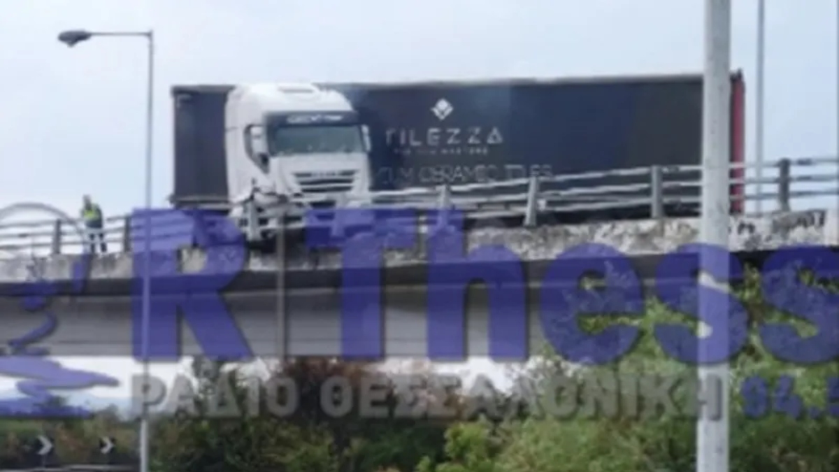 Θεσσαλονίκη: Εκτροπή νταλίκας στην ΠΑΘΕ – Δεν τραυματίστηκε ο οδηγός