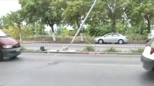 Θεσσαλονίκη: Αυτοκίνητο έπεσε σε κολώνα φωτισμού – Ελαφρά τραυματισμένος ο οδηγός (βίντεο)