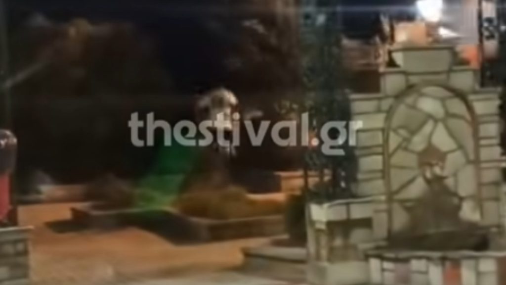 Θεσσαλονίκη: Νεαροί πέταξαν “βροχή” από νερόμπομπες σε λεωφορείο του ΚΤΕΛ – Δείτε το βίντεο
