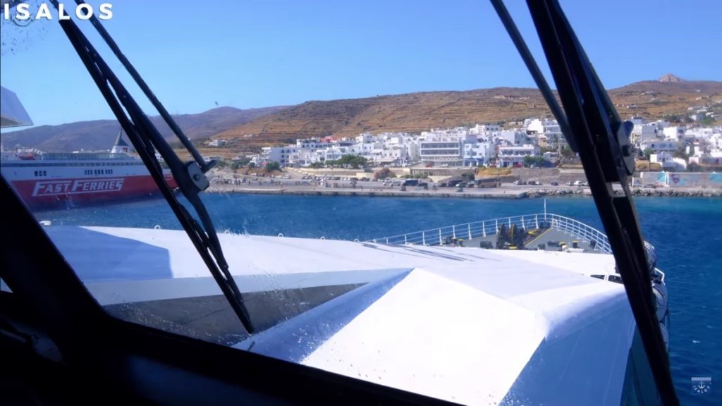 Τήνος: Το εντυπωσιακό «παρκάρισμα» του Superrunner Jet στο λιμάνι (Βίντεο)