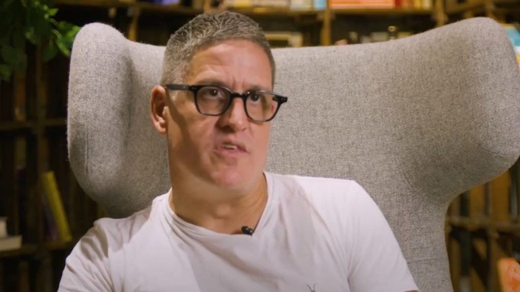 Ποιος είναι ο δισεκατομμυριούχος Tom Greenwood που χαροπαλεύει μετά από τροχαίο στην Μύκονο – Πώς τον έσωσε το ΕΣΥ