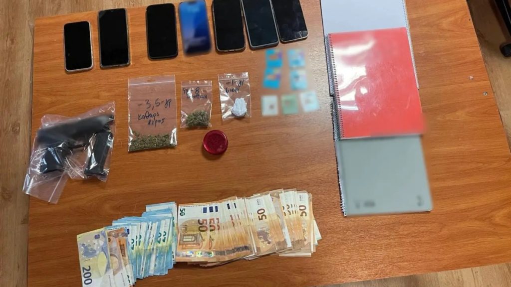 Αττική: Συνελήφθησαν έξι Τούρκοι σε αστυνομική επιχείρηση για ναρκωτικά και όπλα (Εικόνες)