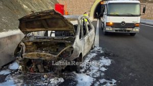 Φθιώτιδα: Αυτοκίνητο πήρε φωτιά εν κινήσει – Απομακρύνθηκαν σώοι οι επιβάτες (φωτογραφίες)