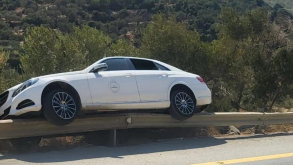 ΒΟΑΚ: Ταξί «καβάλησε» τις μπάρες στο Σεληνάρι (Βίντεο)