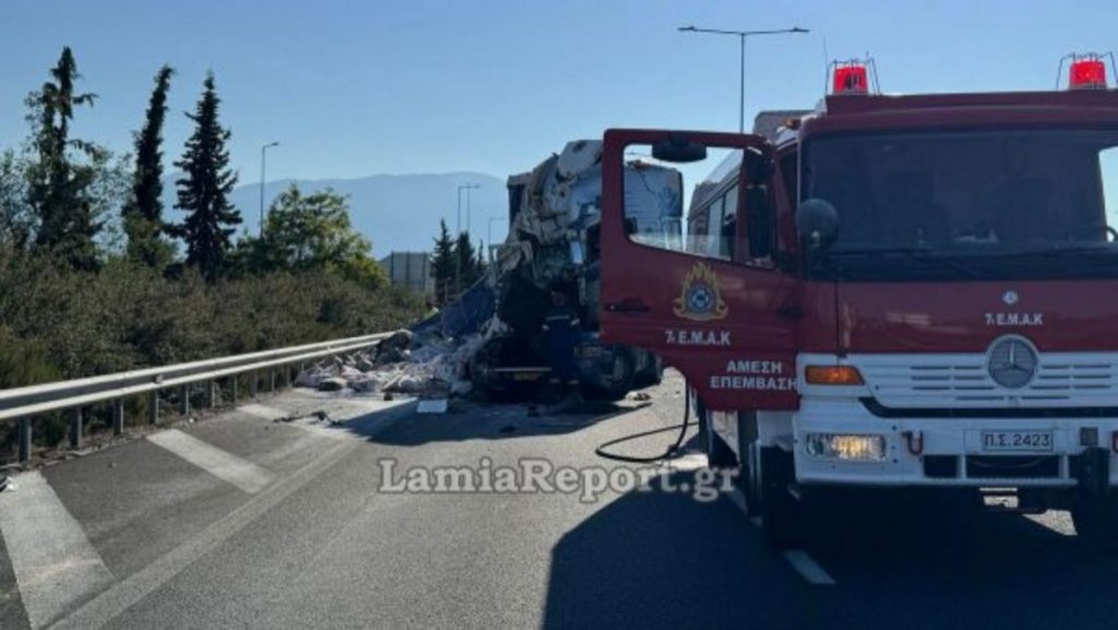 Τροχαίο έξω από τη Λαμία με νταλίκες – Η εθνική οδός γέμισε αλεύρι