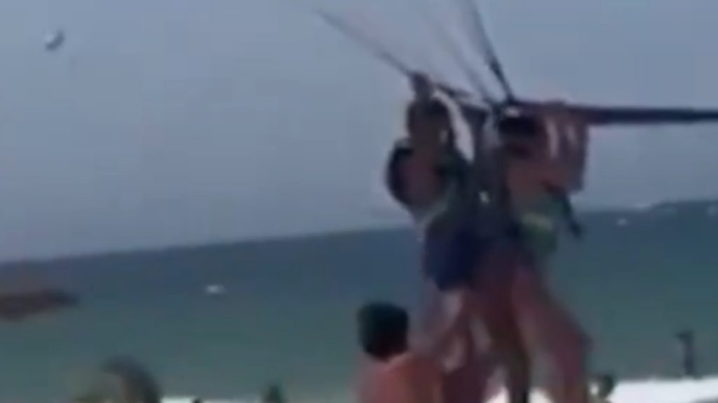 Τυνησία: 52χρονη Βρετανίδα καταγγέλλει σεξουαλική παρενόχληση σε πτήση με θαλάσσιο αλεξίπτωτο – “Ένιωσα βιασμένη και βρώμικη” 