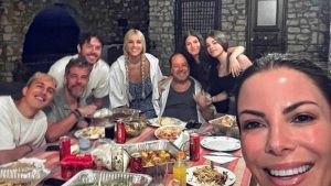 Χάρης Βαρθακούρης: Στιγμές χαλάρωσης στην Πάρο με τον Γιάννη Πάριο και την οικογένειά του