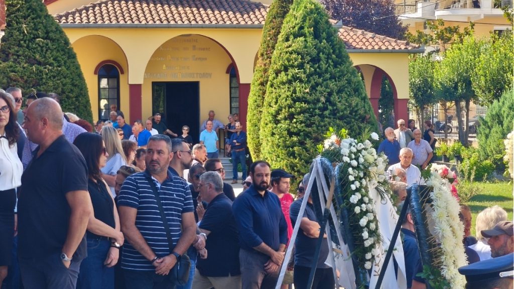 Απόστολος Βεσυρόπουλος: Πλήθος κόσμου στο τελευταίο αντίο – Τυλιγμένο με την ελληνική σημαία το φέρετρό του (Εικόνες & Βίντεο)