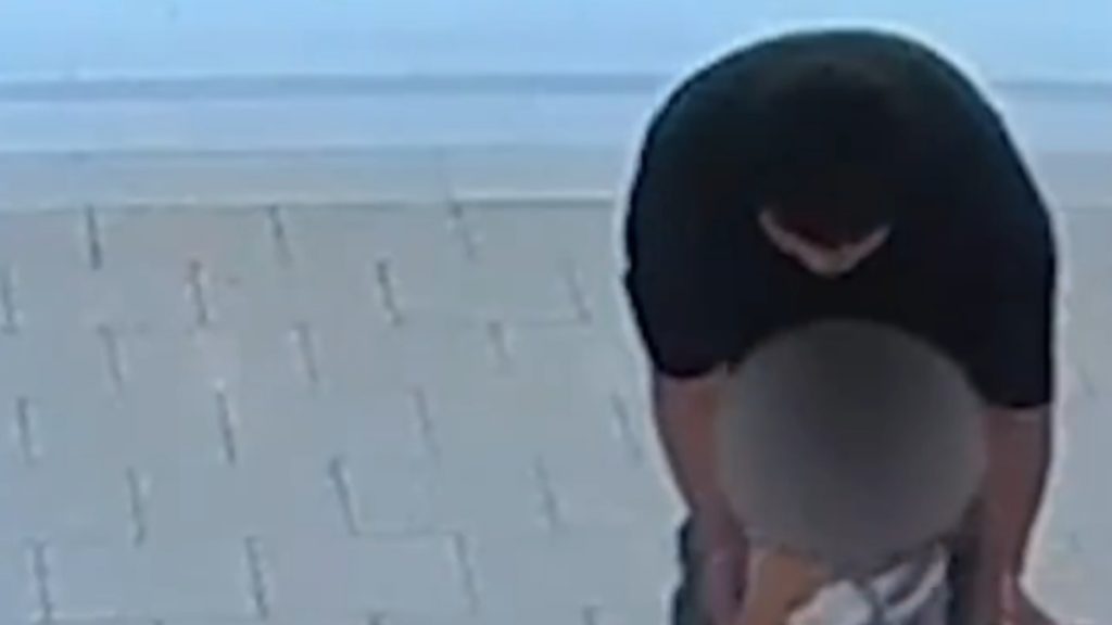 ΗΠΑ: Η στιγμή που άνδρας με σχιζοφρένεια αρπάζει 3χρονο κοριτσάκι σε εμπορικό κέντρο