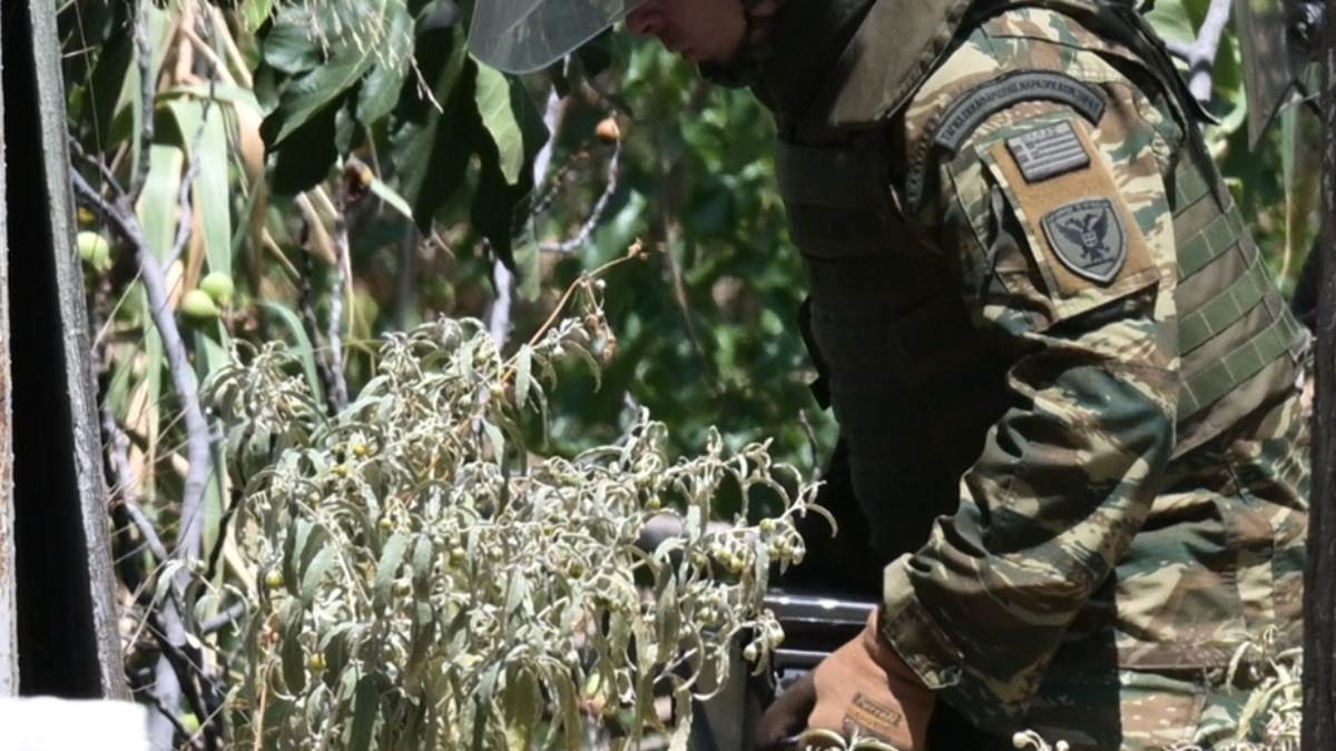 Λήξη συναγερμού στο Παλαιό Φάληρο: Απομακρύνθηκε το στρατιωτικό βλήμα – Αποκαταστάθηκε η κυκλοφορία