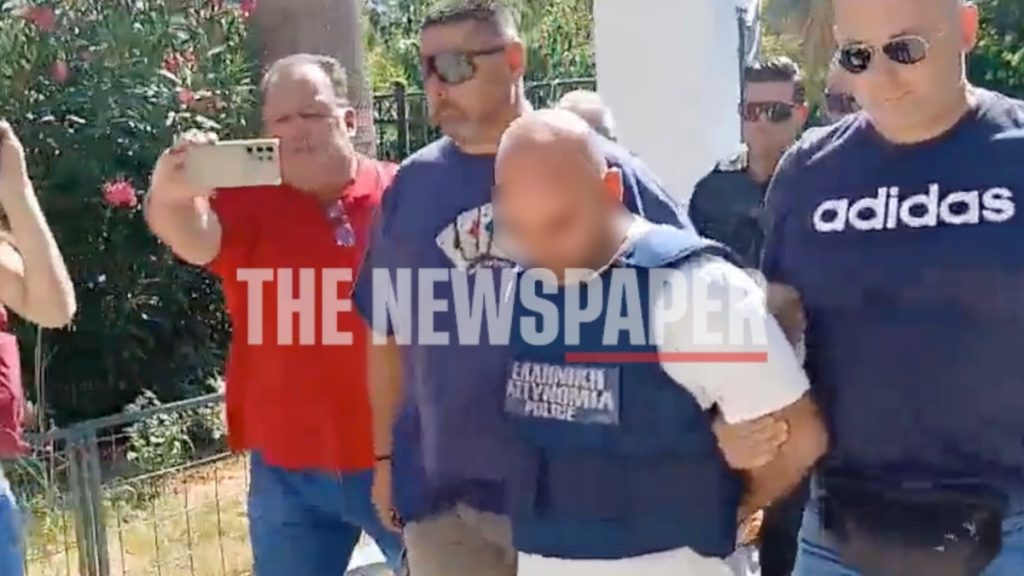 Γυναικοκτονία στον Βόλο: Στον εισαγγελέα με σκυμμένο κεφάλι και αμίλητος ο 40χρονος δράστης – Δείτε Βίντεο