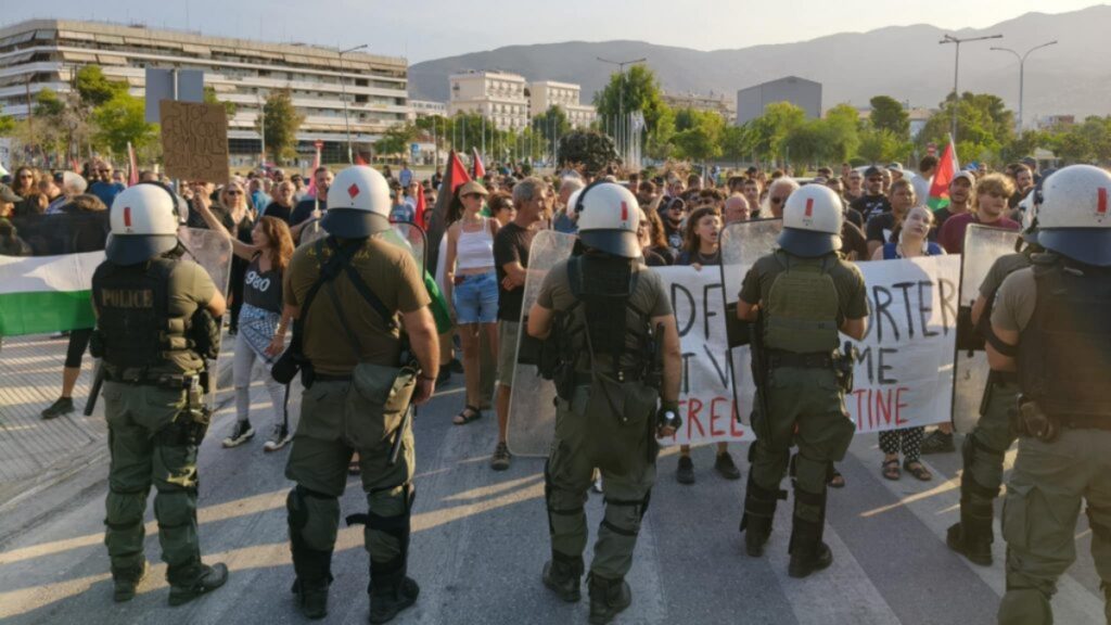 Βόλος: Ένταση στο λιμάνι λόγω της άφιξης κρουαζιερόπλοιου με Ισραηλινούς τουρίστες – Αστυνομικοί έριξαν  κρότου λάμψης (βίντεο+φωτογραφίες)