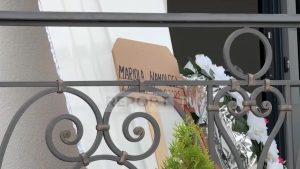 Γυναικοκτονία στον Βόλο: Βαρύ πένθος στην κηδεία της 36χρονης – Τα παιδιά της δεν μπόρεσαν να ταξιδέψουν