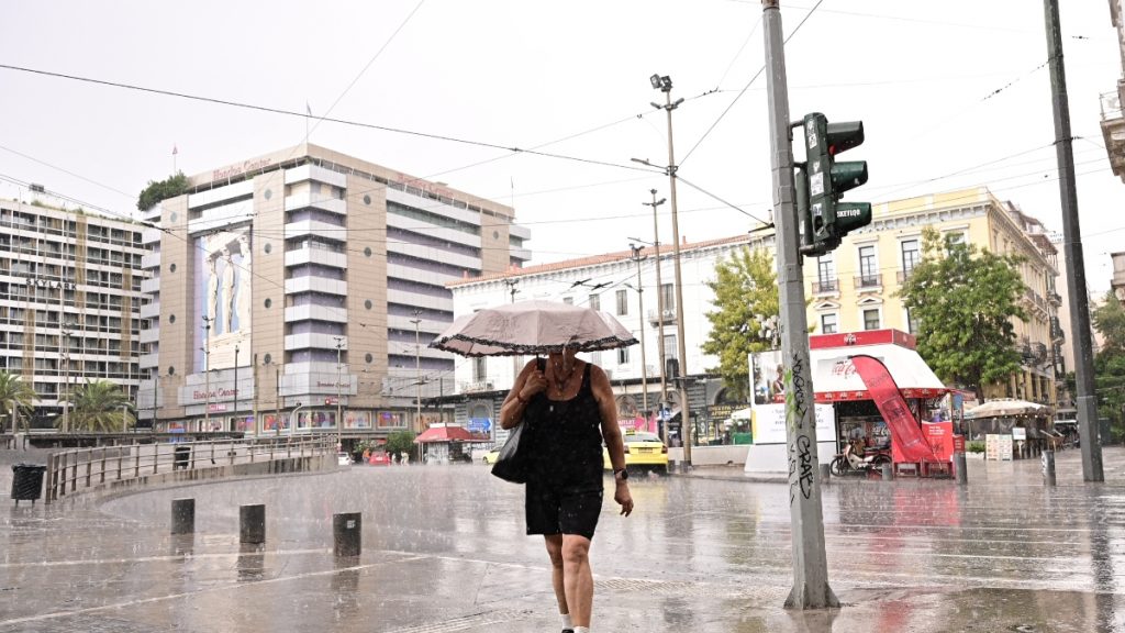 Καιρός: Πτώση της θερμοκρασίας και βροχές μέχρι την Τετάρτη – Με καύσωνα θα κάνει ποδαρικό ο Σεπτέμβριος