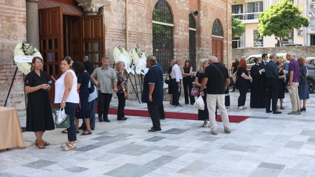 Θεσσαλονίκη: Πλήθος κόσμου στο τελευταίο «αντίο» στον καθηγητή του ΑΠΘ, Χρυσόστομο Σταμούλη (pics)