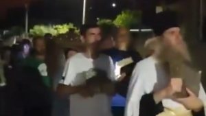 Ζάκυνθος: Λιτανεία στη Λιθακιά για την πυρκαγιά – Βγήκαν στους δρόμους κρατώντας εικόνες και λείψανα (βίντεο)