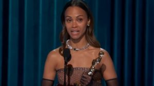 Η Zoe Saldana κάνει διακοπές στην Ελλάδα με την οικογένειά της – Οι αποδράσεις σε Μύκονο και Σπέτσες