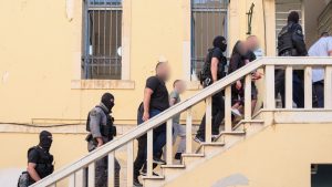 Μαφία της Κρήτης: “Μη φοβάσαι τίποτα γίγαντα” – Με χειροκροτήματα η μεταγωγή των δύο φερόμενων αρχηγών στον ανακριτή (βίντεο)