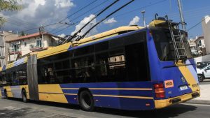 Πειραιάς: Έδειραν οδηγό τρόλεϊ επειδή… κόρναρε για αυτοκίνητο που ενοχλούσε