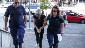 Τροχαίο στη Θέρμη: Αυτή την ώρα η απολογία της οδηγού της Porsche – Αμίλητη και με σκυμμένο κεφάλι στα δικαστήρια