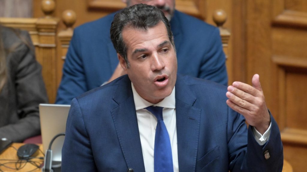 Καταργείται σε όλα τα έγγραφα ο όρος “παράτυπη μετανάστευση”, με απόφαση Πλεύρη