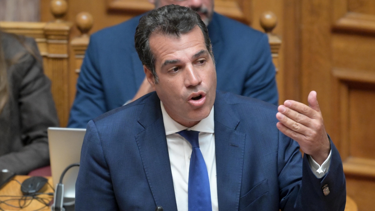 Καταργείται σε όλα τα έγγραφα ο όρος “παράτυπη μετανάστευση”, με απόφαση Πλεύρη