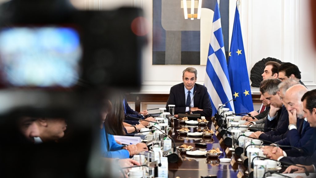 Στο σημερινό Υπουργικό οι φοροελαφρύνσεις για 4 εκατ. Έλληνες και το μεταναστευτικό – Τι θα πει ο Μητσοτάκης