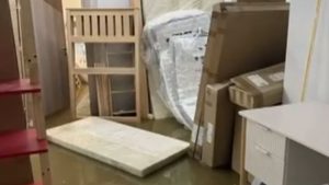 Νέα Σμύρνη: Επιχείρηση πλημμύρισε ξανά λόγω λανθασμένης ασφαλτόστρωσης – “Οι κόποι μιας ζωής απειλούνται να χαθούν”