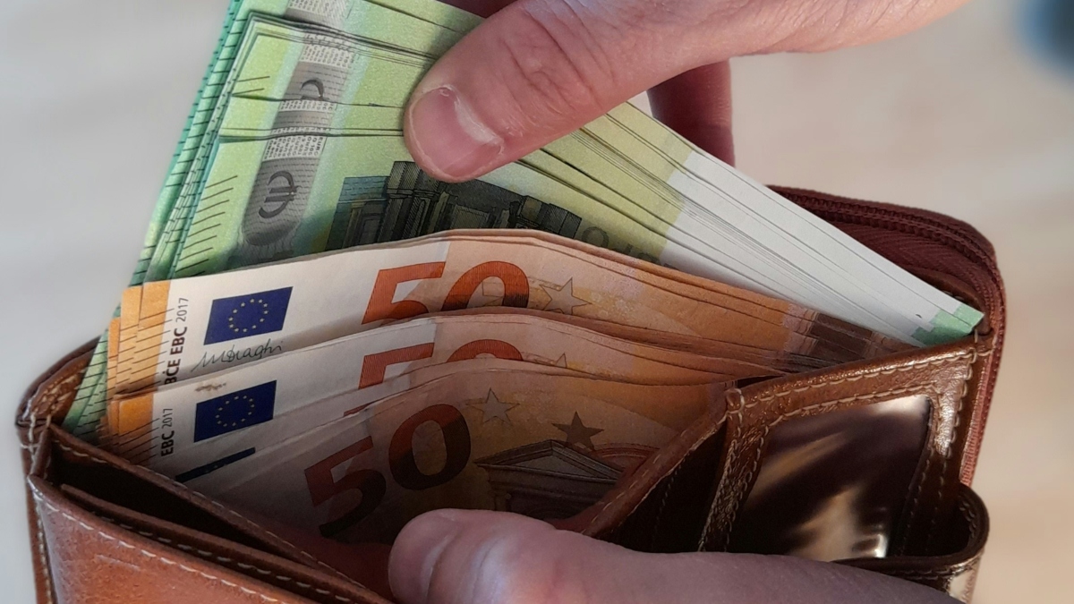 Ποια είναι η “μεσαία τάξη”; Πώς ορίζεται στην Ελλάδα του 2025