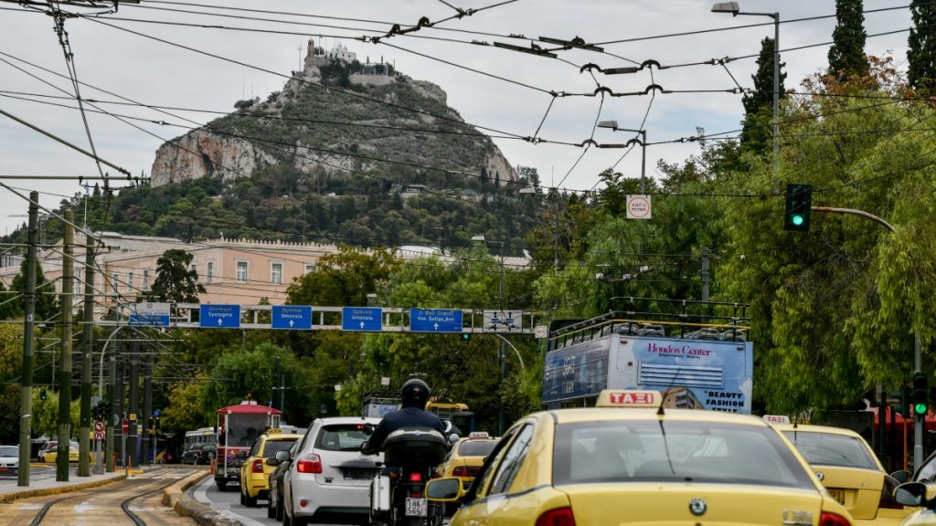 Δυσχέρεια στην κυκλοφορία στη Λεωφόρο Αμαλίας λόγω βλάβης λεωφορείου