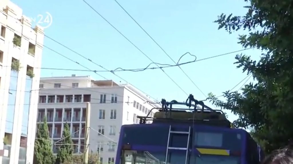 Λεωφόρος Αμαλίας: Καλώδιο τρόλεϊ ξεκόλλησε κι έπεσε πάνω σε αυτοκίνητο (βίντεο)