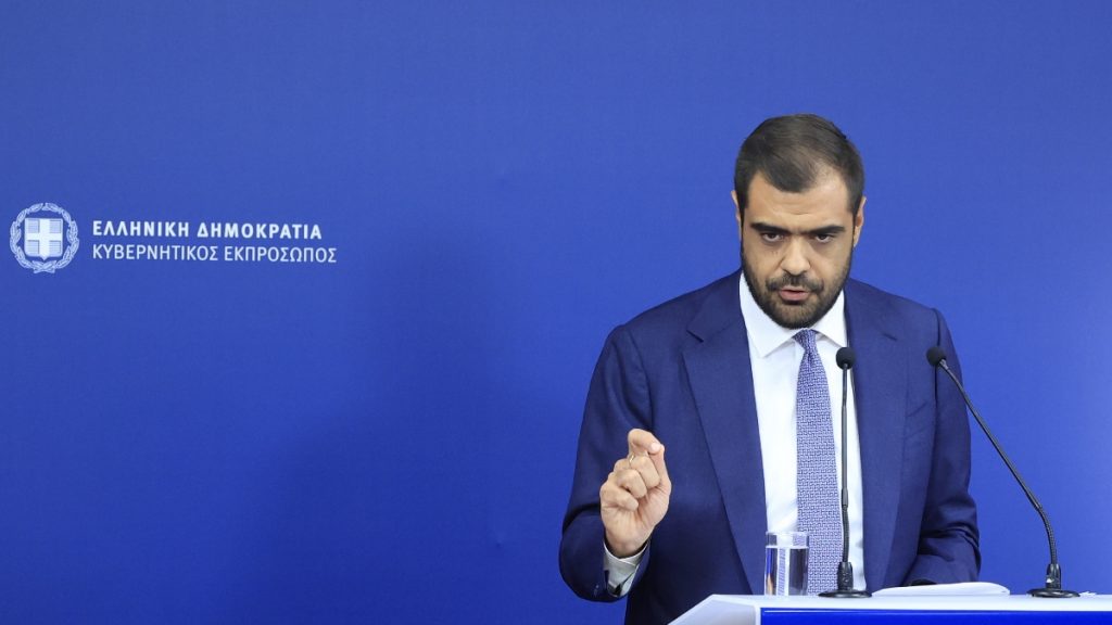 LIVE η ενημέρωση των πολιτικών συντακτών από τον Παύλο Μαρινάκη