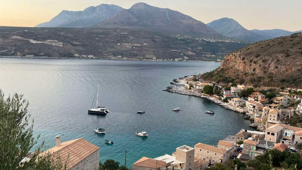 Η απόδραση «έκπληξη» από την Αθήνα με μόλις 3,5 ώρες: Η Αρεόπολη και το Λιμένι μέσα σε ένα 24ωρο (Βίντεο, φωτογραφίες)