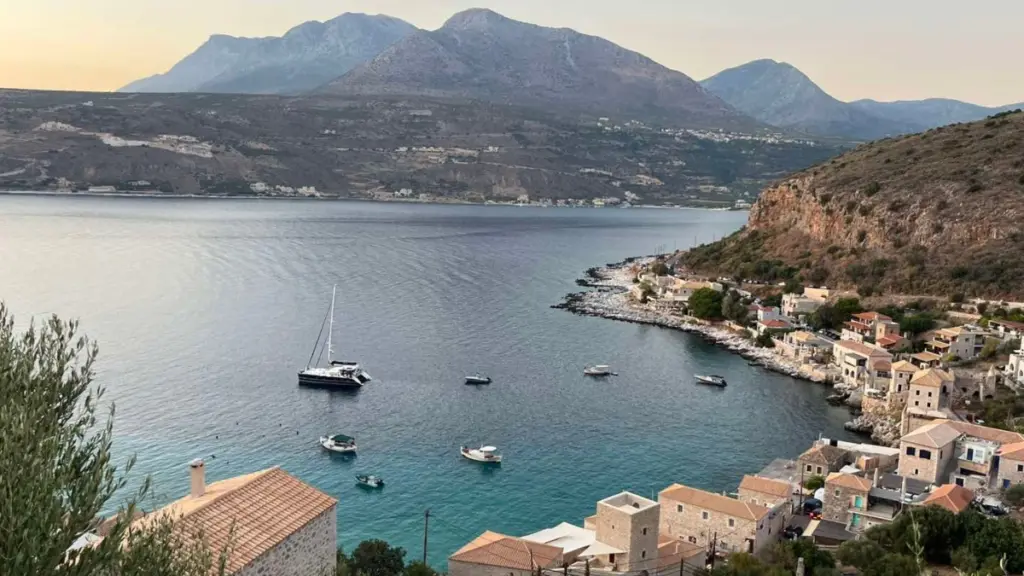 Η απόδραση «έκπληξη» από την Αθήνα με μόλις 3,5 ώρες: Η Αρεόπολη και το Λιμένι μέσα σε ένα 24ωρο (Βίντεο, φωτογραφίες)