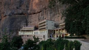 Καλάβρυτα: Συνελήφθη ο ηγούμενος της Μονής Μεγάλου Σπηλαίου – Θα πουλούσε θρησκευτικά κειμήλια αμύθητης αξίας