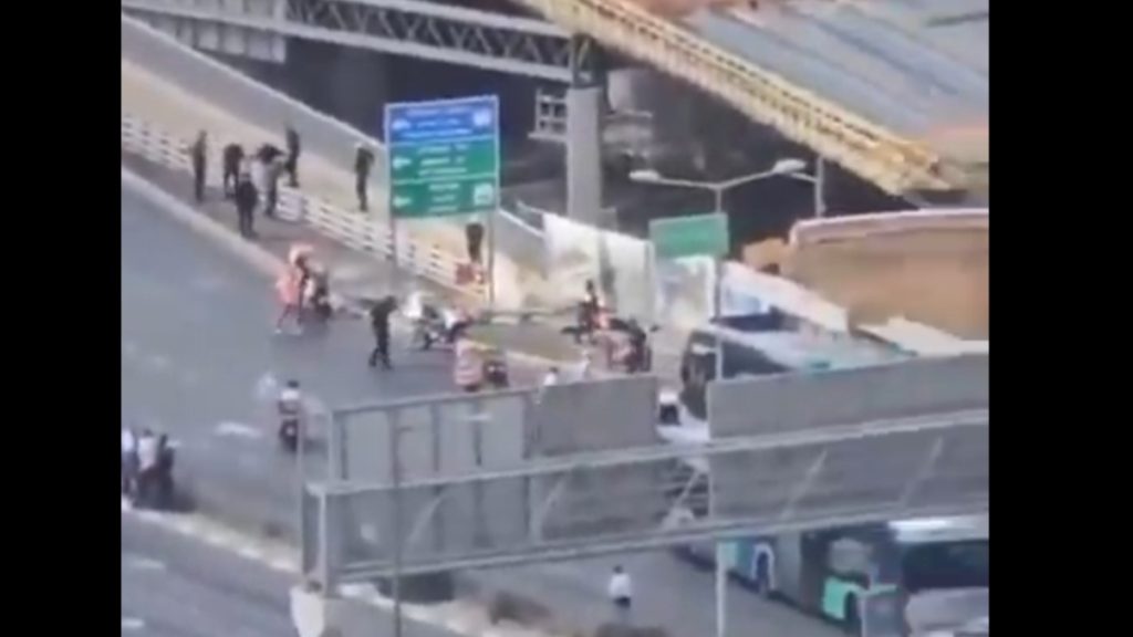Τρομοκρατική επίθεση στην Ιερουσαλήμ: Οι δράστες άνοιξαν πυρ μέσα σε λεωφορείο – Τουλάχιστον 4 νεκροί και πάνω από 10 τραυματίες (βίντεο)