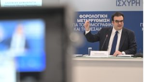 LIVE – Ο Πιερρακάκης εξειδικεύει τα μέτρα της ΔΕΘ: “Μειώνουμε τους φορολογικούς συντελεστές για εισοδήματα άνω των 10.000 ευρώ”