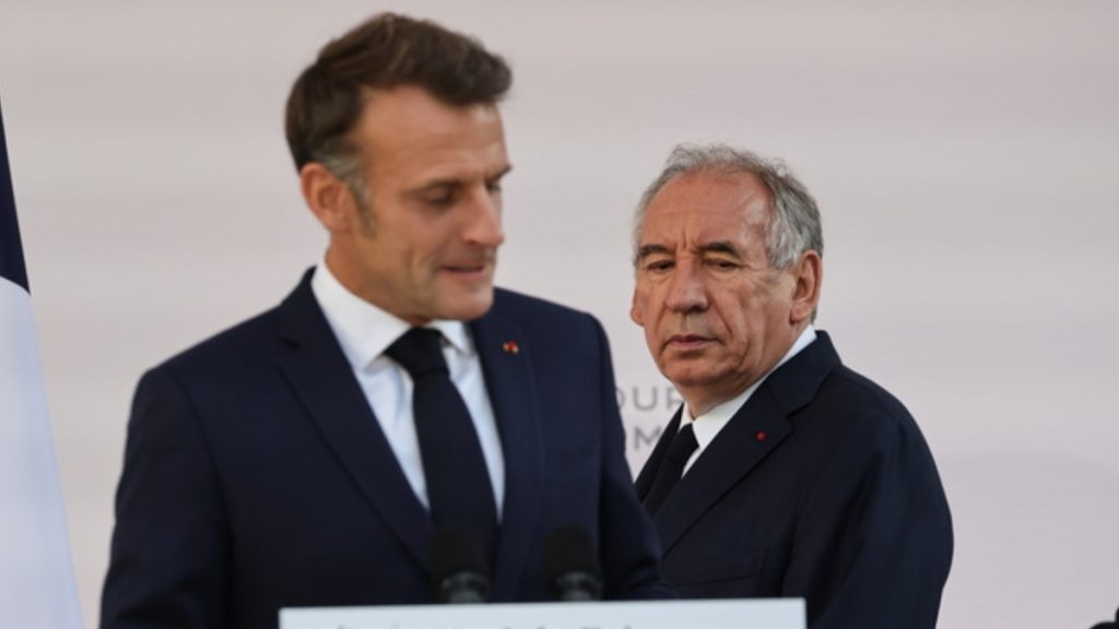 Γαλλία ώρα μηδέν: Το βράδυ “πέφτει” η κυβέρνηση Μπαϊρού – Τι θα κάνει ο Μακρόν
