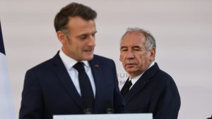Γαλλία ώρα μηδέν: Το βράδυ “πέφτει” η κυβέρνηση Μπαϊρού – Τι θα κάνει ο Μακρόν