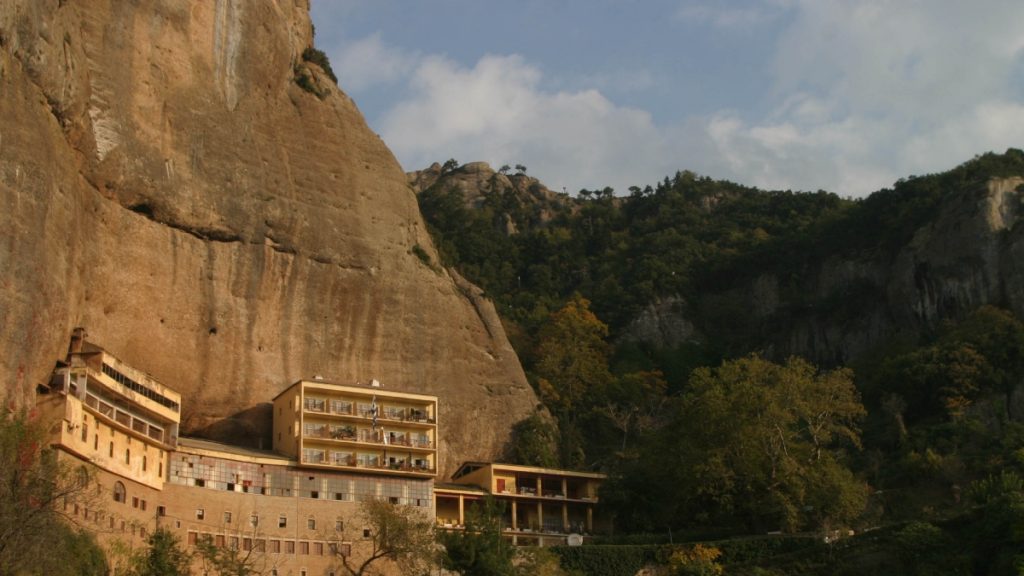 Καλάβρυτα: Σε αργία ο ηγούμενος της Μονής Μεγάλου Σπηλαίου που πιάστηκε να προσπαθεί να πουλήσει εικόνες και Ευαγγέλια