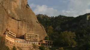 Καλάβρυτα: Η Μητρόπολη «ξήλωσε» τον ηγούμενο της Μονής Μεγάλου Σπηλαίου που ετοιμαζόταν να πουλήσει εικόνες και Ευαγγέλια