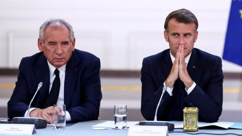 Σε πολιτική δίνη η Γαλλία μετά την κατάρρευση της κυβέρνησης – Παραιτείται ο Μπαϊρού, ψάχνει πρωθυπουργό ο Μακρόν