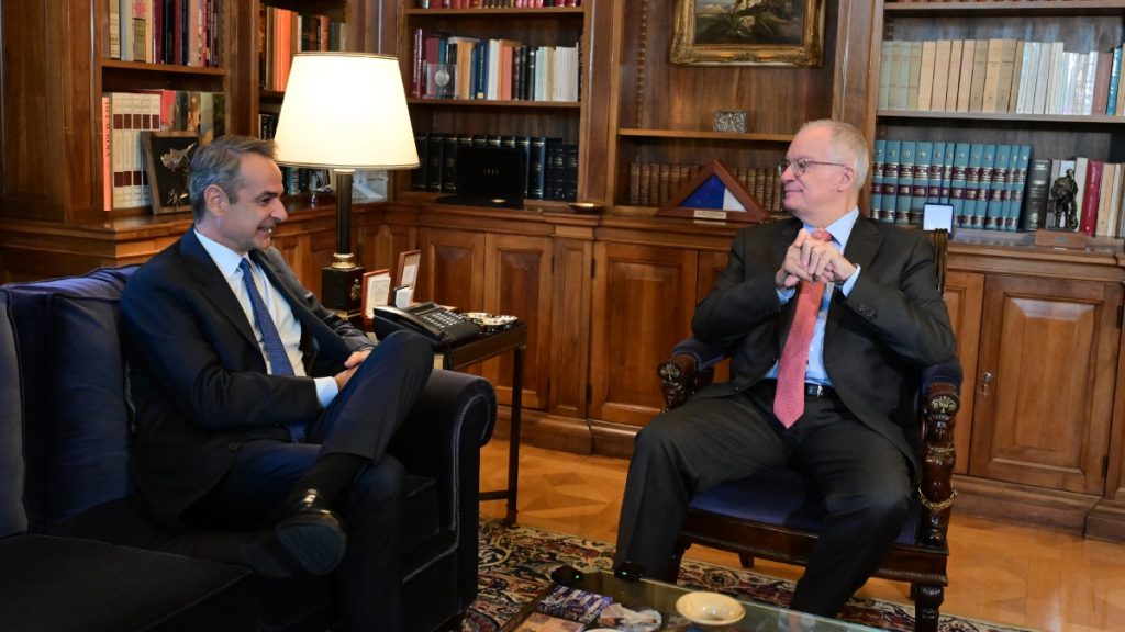 Μητσοτάκης: “Μειώνουμε φόρους και αυξάνουμε μισθούς – Κάθε χρόνο το πλεόνασμα θα επιστρέφεται στους πολίτες”