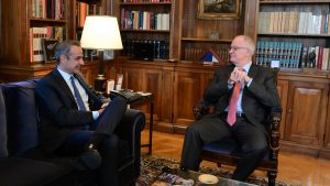 Μητσοτάκης: “Μειώνουμε φόρους και αυξάνουμε μισθούς – Κάθε χρόνο το πλεόνασμα θα επιστρέφεται στους πολίτες”