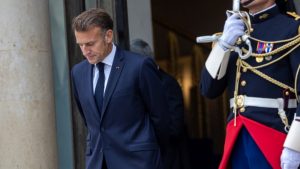 Γαλλία: Σήμερα η παραίτηση Μπαϊρού – Στα χέρια του Μακρόν οι αποφάσεις για την επόμενη μέρα