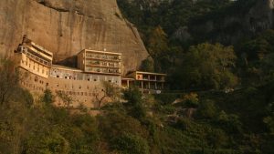 Δημογλίδου για Μέγα Σπήλαιο Καλαβρύτων: “Πρέπει να διερευνηθεί πώς έφτασαν τα κειμήλια στα χέρια των μοναχών”